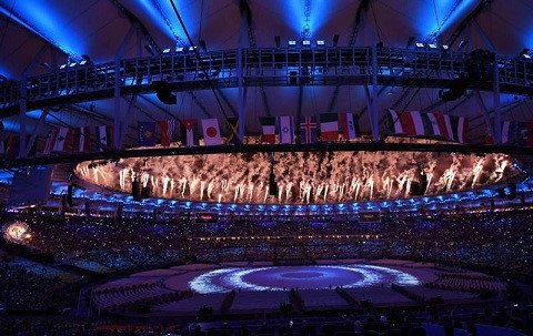 Lễ bế mạc Olympic Rio 2016 được bắt đầu với màn pháo hoa r���c rỡ trên bầu trời sân vận động Maracana